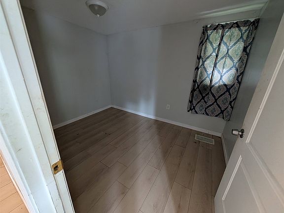 4th image of 930 W 17th St