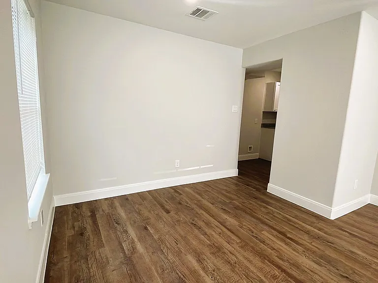 711 S Houston Ave — Photo 10
