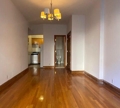 3rd image of 138 W 70th St #2