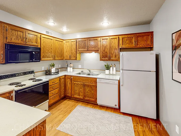 Teakwood Apartments — Photo 8