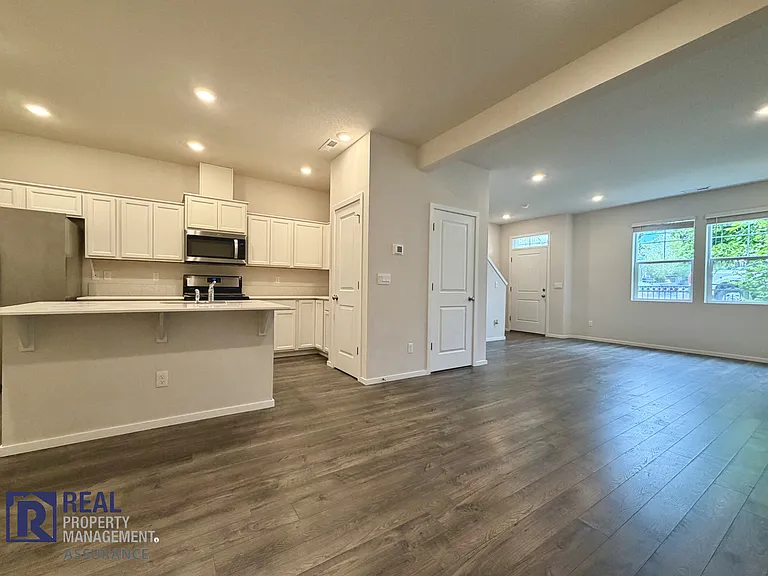 873 N 19th Ave — Photo 4