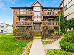 413 Berkshire Dr APT 22, Crystal Lake, IL 60014