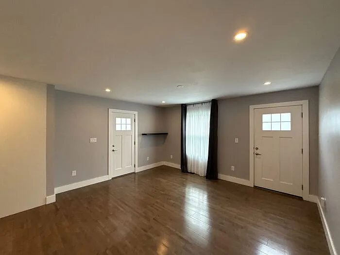 300 E Peterson Dr — Photo 2