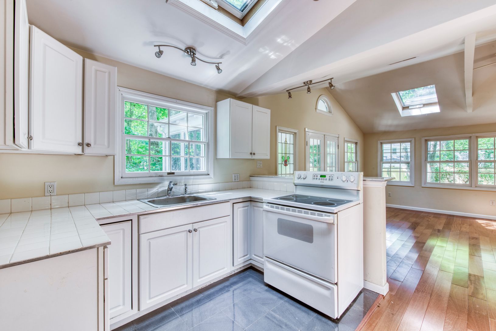  Cottage Kitchen