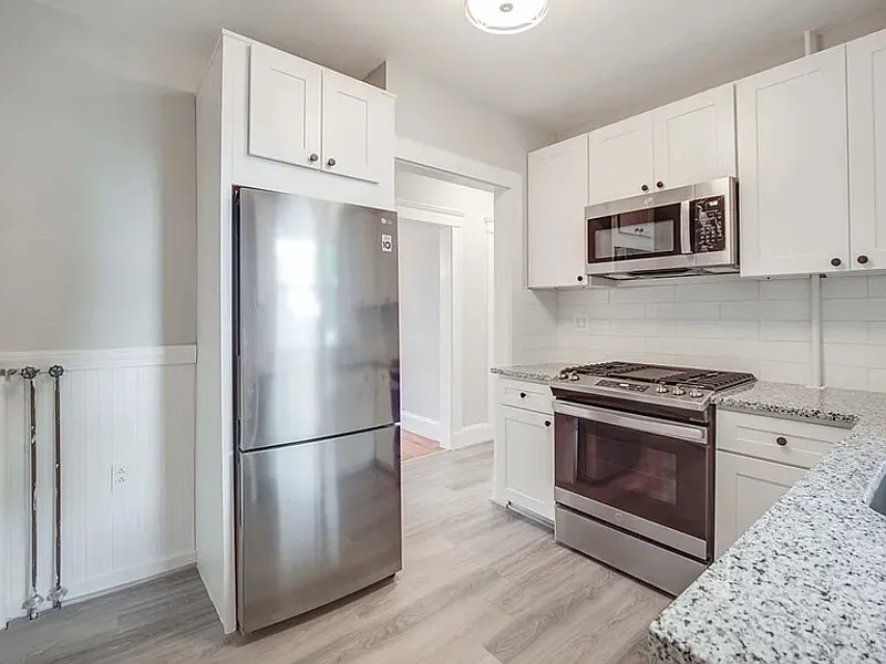 1 bed, 1.0 bath, 700 sqft, $1,796 — Photo 2