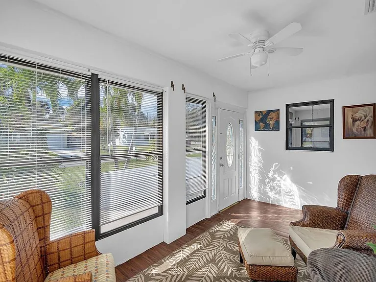 476 19th Pl — Photo 3