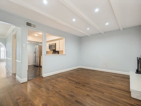 5th image of 4819 Skillman St #108