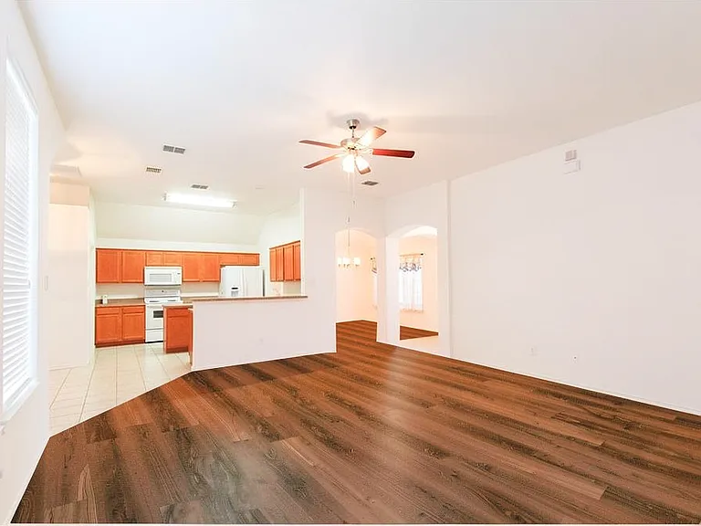 234 Silvercreek Dr — Photo 2