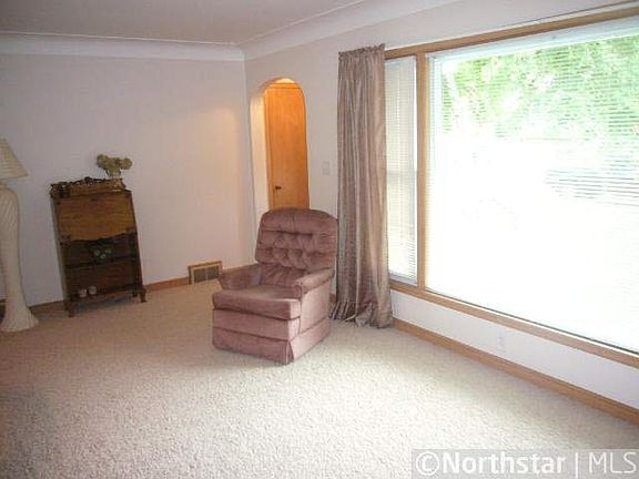 4th image of 340 Hurley Avenue W