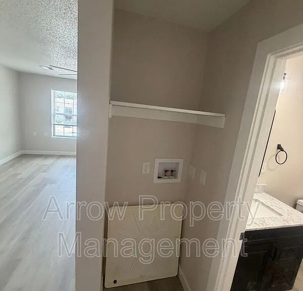 1015 W 14th St #8 — Photo 11