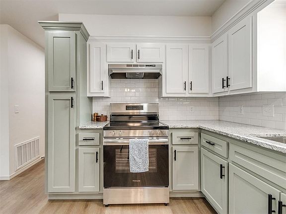 3rd image of 14004 S Dobbs Rd