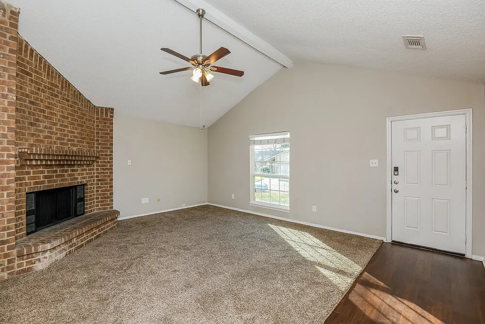 3 bed, 2.0 bath, 1882 sqft, $2,220 — Photo 3