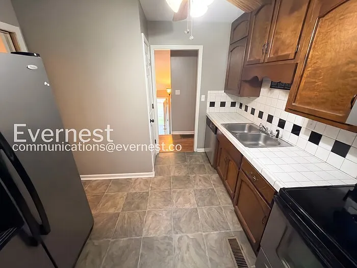 716 Brookview Dr — Photo 4