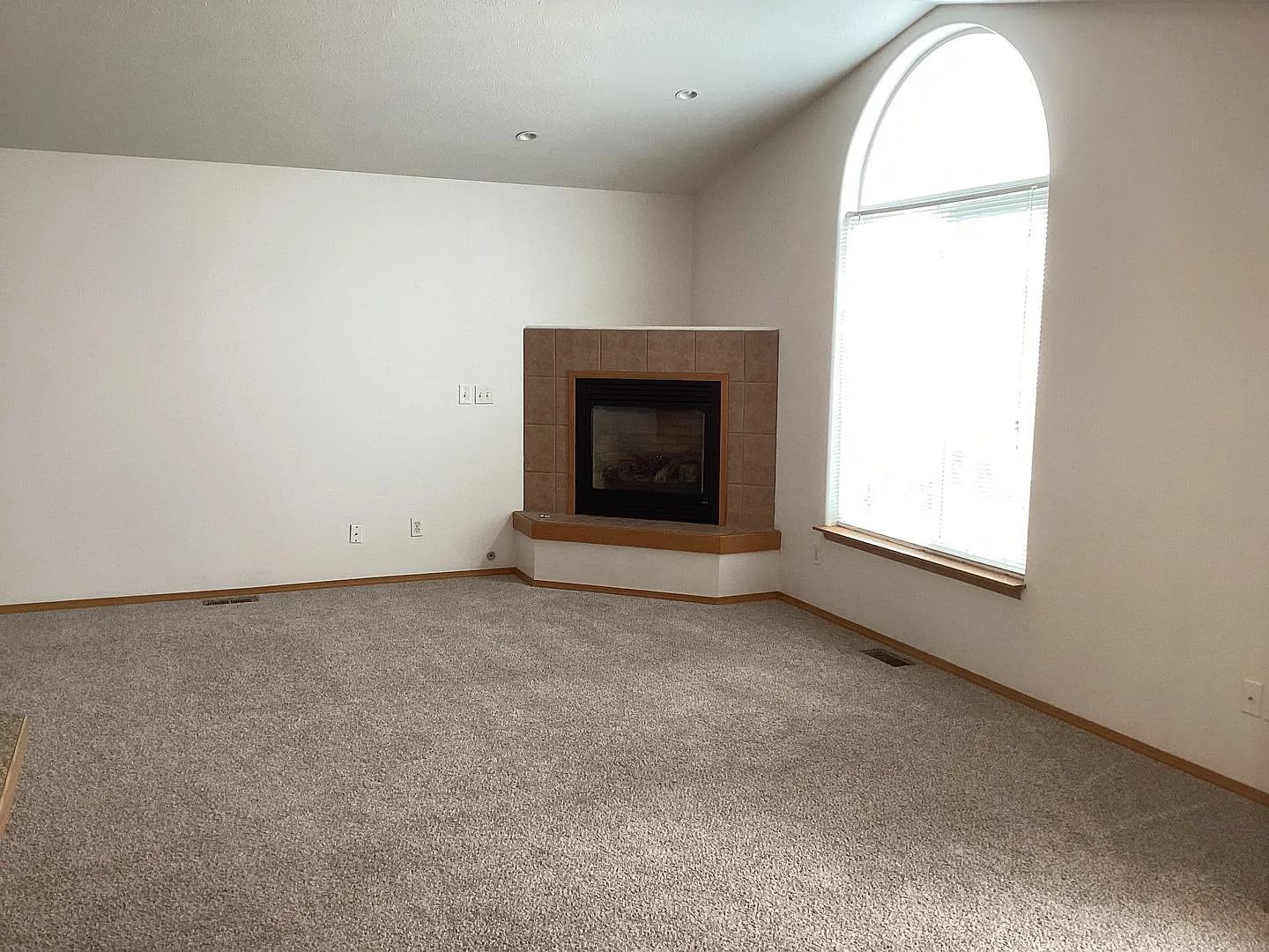 Four bed two bath single family house — Photo 4