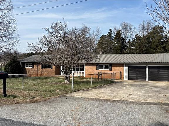 2nd image of 3948 Valley Dr