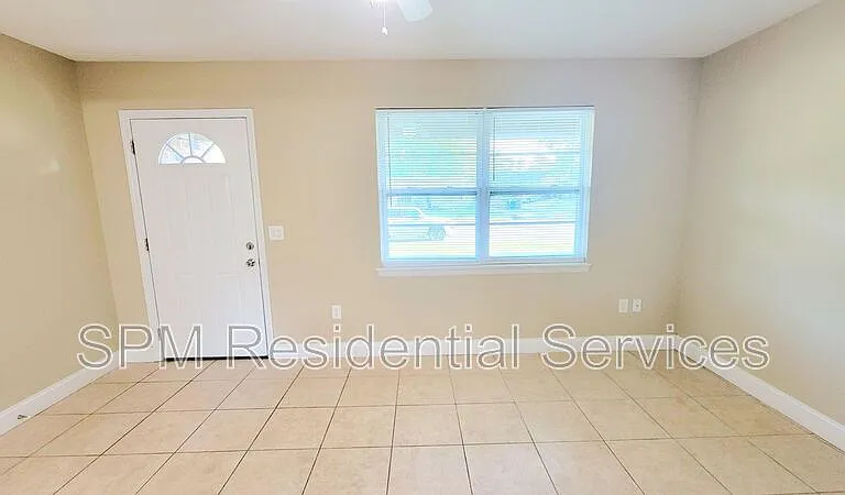 114 Mayberry Ct — Photo 2