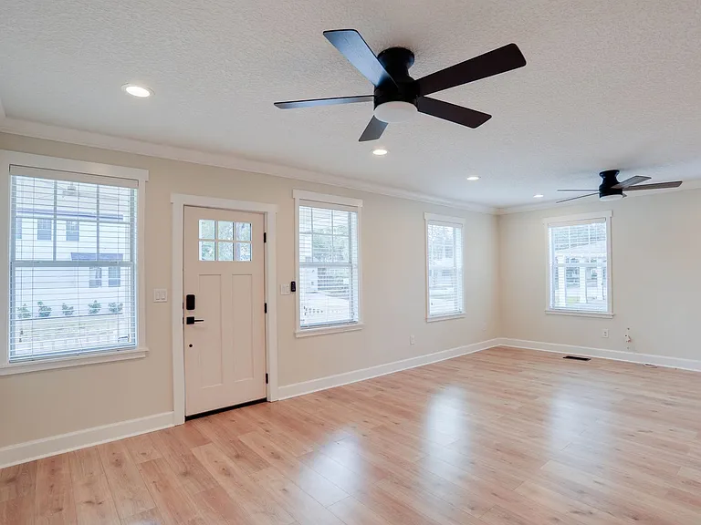 1033 N Hampton Ave — Photo 8