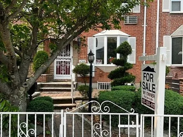 6344 76th St, Middle Village, NY 11379