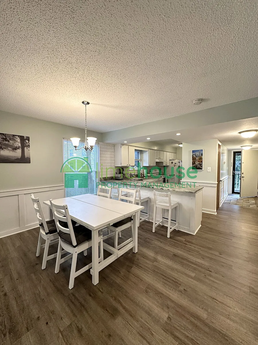 Building Photo - 3200 Lynnhaven Dr #201