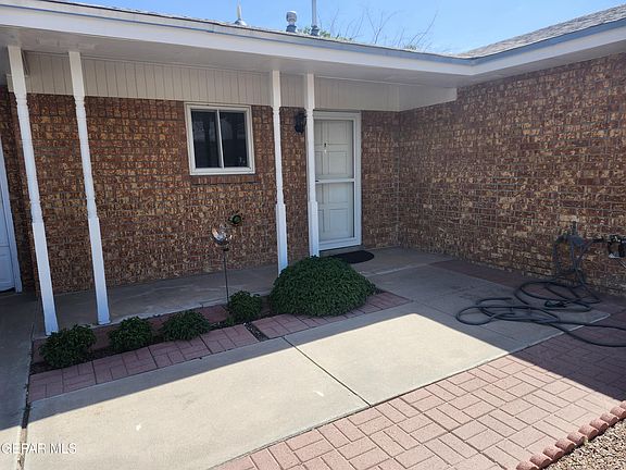 3rd image of 10615 Kinross Ave