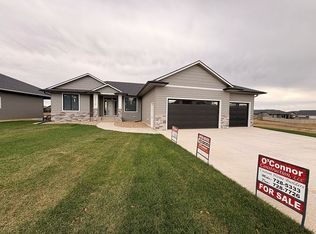 2212 S Saddle Ridge Dr, Sioux Falls, SD 57110