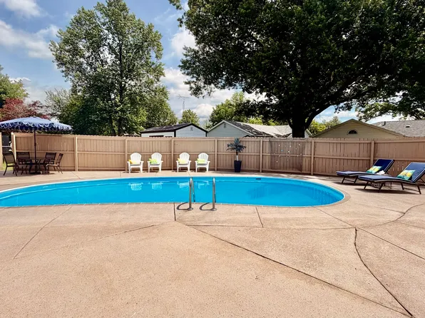 545 Meadowbrook Ln, Centralia, IL 62801
