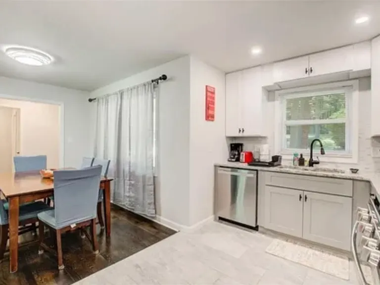 628 Skipper Dr NW — Photo 2