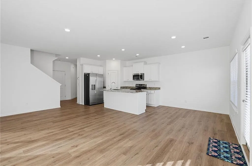 3 bed, 2.5 bath, 1808 sqft, $2,200 — Photo 4