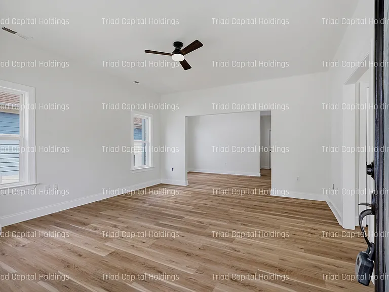 905 Meares St — Photo 18