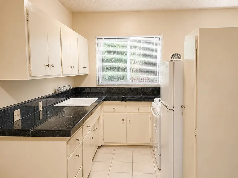 2119 N Beachwood Dr #4 — Photo 2