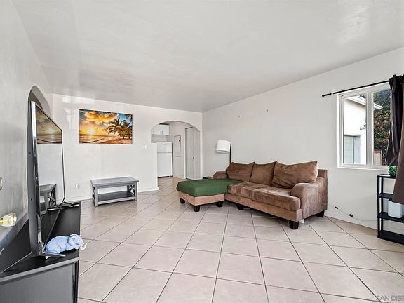 2nd image of 3114 Menlo Ave