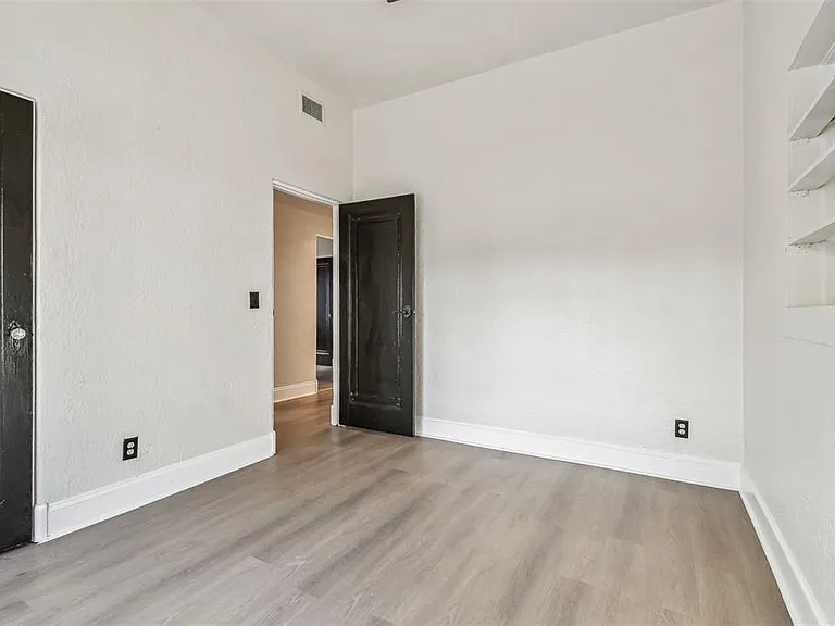 2102 W La Salle St — Photo 32