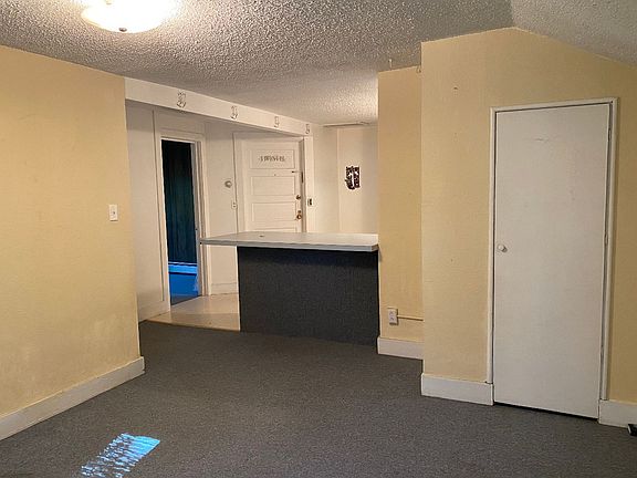 5th image of 409 Collins Ave Unit 4
