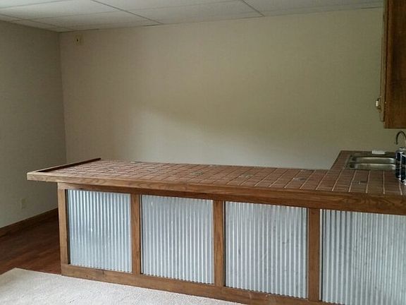 Basement : Custom built wet bar