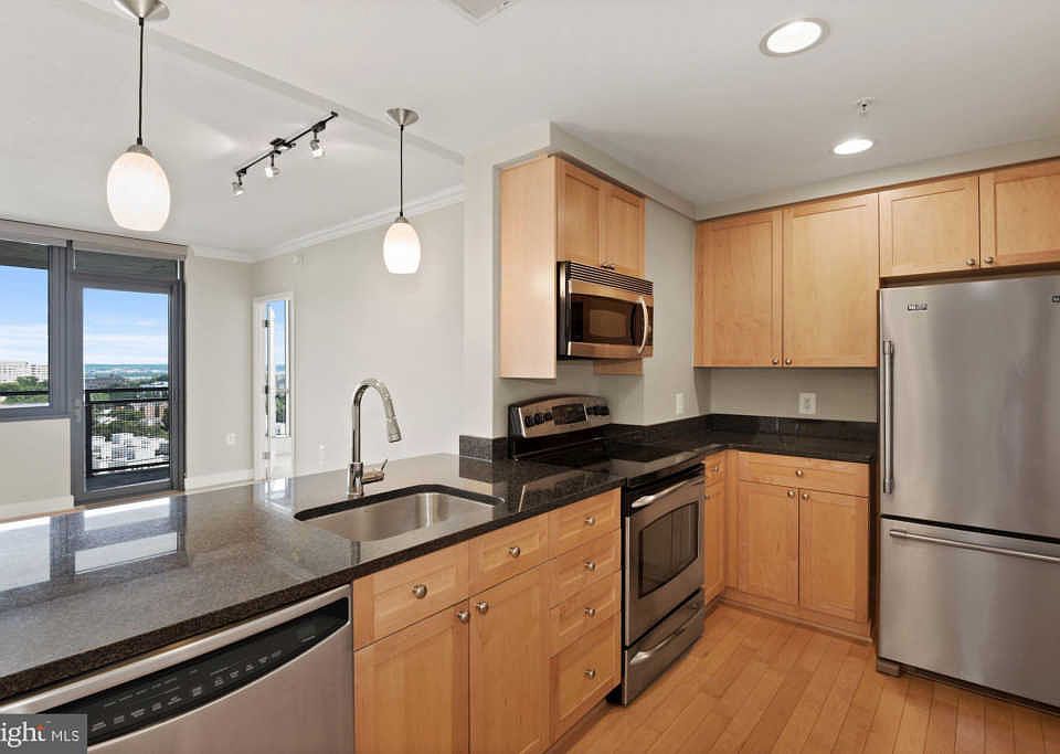 1st image of 2001 15th St N APT 810