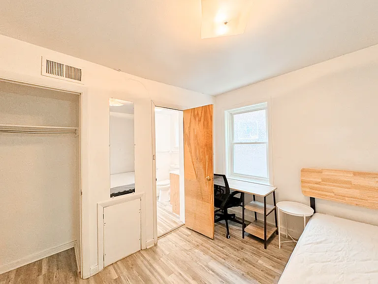 5737 Hobart St #3 — Photo 11