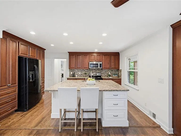 445 Forest Hills Dr — Photo 3