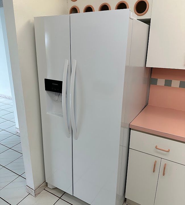Brand new, never used refrigerator with water and ice dispenser on door