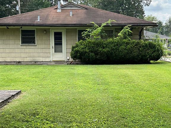 2nd image of 944 Lorine Ln