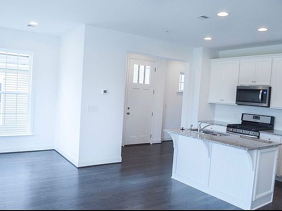 4th image of 649 Stoverdale Rd