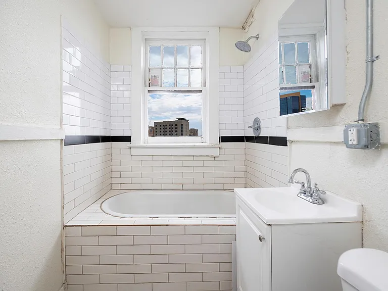 Sunset Heights - 412 W Yandell Street — Photo 21