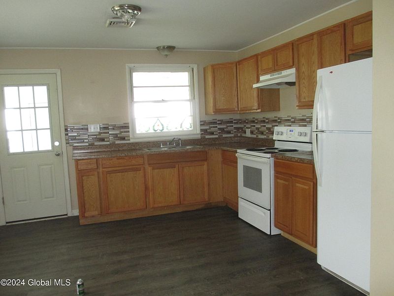3rd image of 38 Chatel Street