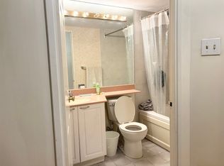 55 Elm Dr W #2106, Mississauga, ON L5B3Z3