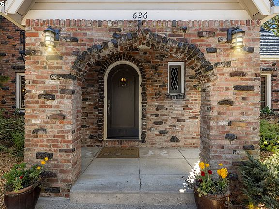 2nd image of 626 SW Comus Ct