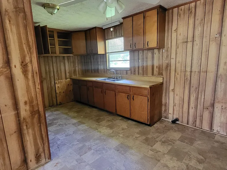 302 Larsen St — Photo 10