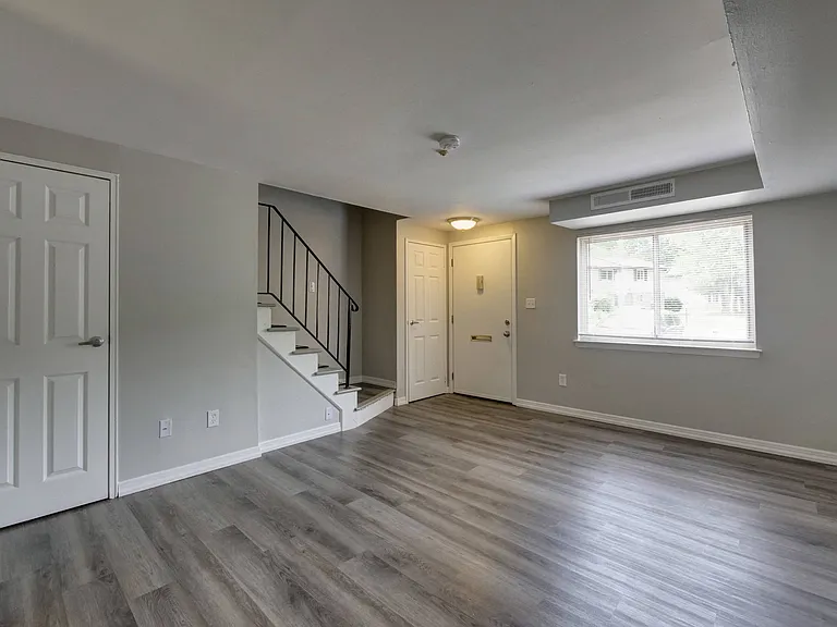 Oakview Apartments — Photo 13