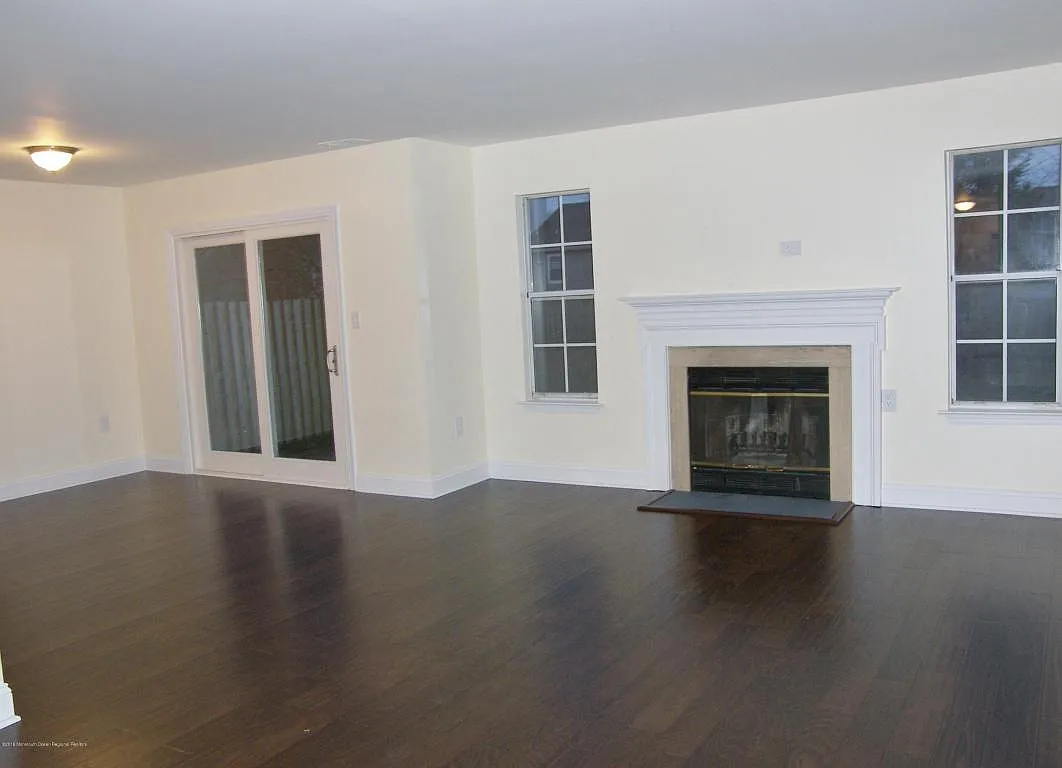 43 S Pointe Cir photo 1