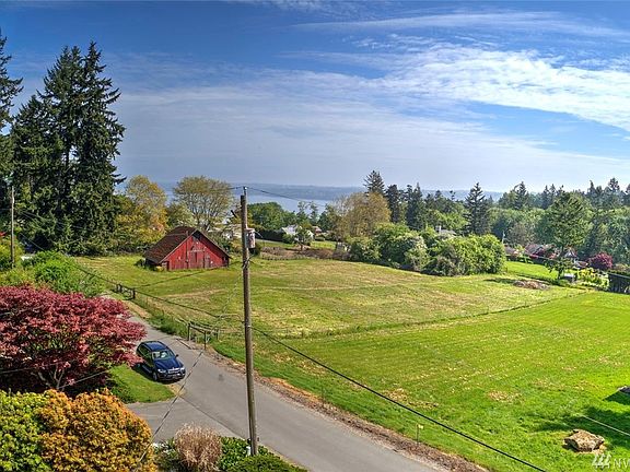 A peek-a-boo view of the Puget Sound and lush pastureland will delight! Enjoy nearby Dash Point State Park and Redondo with access to the beach, and lush Powells Wood Garden. This well-established neighborhood is situated in close proximity to freeways, SeaTac airport, hospital, major retail, dining and business hubs.