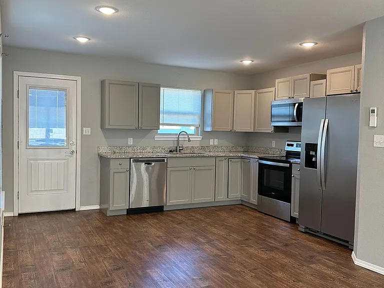 96 N School St — Photo 16
