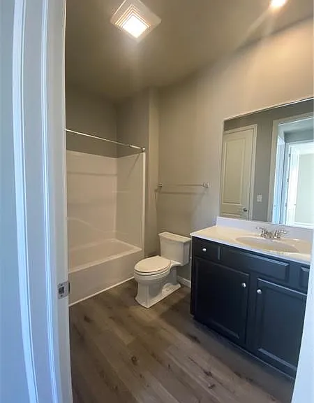 1439 Hastings Cres — Photo 7